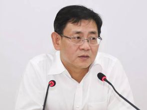 胡亞波在(zài)聽取行政審批等工作情況時(shí)強調 加快智慧城市建設 以(yǐ)數字化賦能高質量發展